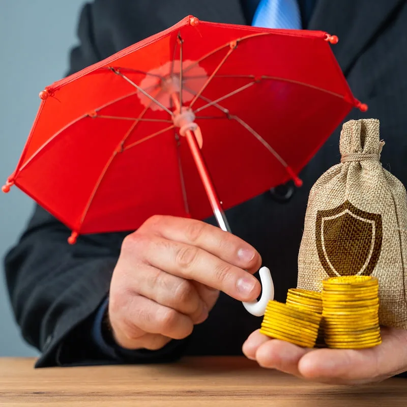 Expert assuré VS expert assurance, image symbolique parapluie protegeant votre argent