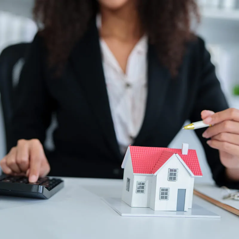 Expert assurance qui travaille sur expertise contradictoire