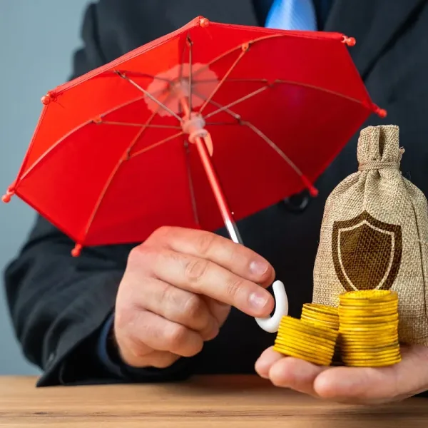 Expert assuré VS expert assurance, image symbolique parapluie protegeant votre argent